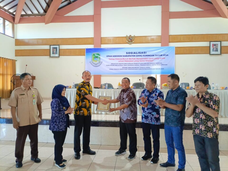 KUNINGAN- Dinas Tenaga Kerja dan Transmigrasi (Disnakertrans) Kabupaten Kuningan, melalui Rapat Pleno Dewan Pengupahan Kabupaten (Depekab) menetapkan Upah Minimum Kabupaten (UMK) Kuningan sebesar Rp. 2.074.666, hal tersebut terungkap dalam sosialisasi UMK di gedung Wisma Permata Kuningan, kemarin. Turut hadir Staf Ahli Bupati Kuningan Bidang Pembangunan, Ekonomi dan Keuangan Purwadi Hasan S.Hut M.Sc, Kadisnakertrans Drs H Dudi Pahrudin, Dewan Pengupahan, Apindo, BPJS Kesehatan, BPJS Ketenagakerjaan, perwakilan dari Perusahaan yang ada di Kuningan serta tamu undangan. Selama kegiatan mereka mendapatkan materi dari narasumber terdiri dari Dewan Pengupahan, Disnaker Kabupaten Kuningan, BPJS Ketenagakerjaan, BPJS Kesehatan, tentang fungsi dan peran Disnakertrans dalam bidang ketenagakerjaan serta pengupahan, tentang norma kerja, program peningkatan kepesertaan BPJS Kesehatan dan program peningkatan kepesertaan BPJS Ketenagakerjaan. Kepala Disnakertrans Kabupaten Kuningan Drs H Dudi Pahrudin menyampaikan, kegiatan ini dimaksudkan untuk menyampaikan informasi nilai UMK Kabupaten Kuningan tahun 2024 secara langsung ke perusahaan. “Tujuannya untuk mengetahui dan mematuhi bersama upah minimum Kabupaten Kuningan tahun 2024,” ujarnya. Dijelaskan Dudi, kegiatan ini juga untuk mewujudkan hak pekerja/buruh atas kehidupan yang layak, memberikan gambaran kepada para pengusaha dan pekerja agar mampu meningkatkan produktivitas para pekerja, sehingga dapat mendorong perkembangan usaha dan menjamin keberlangsungan usaha dan menjamin iklim usaha yang kondusif. “Kami mendorong terciptanya iklim usaha yang baik dan keberlangsungan usaha, dengan diliputi rasa aman dan nyaman, pengusaha dan pekerja tetap dapat menjalankan usahanya sesuai aturan-aturan yang berlaku,” jelasnya. Sementara itu, Staf Ahli Bupati Kuningan Bidang Pembangunan, Ekonomi dan Keuangan Purwadi Hasan S.Hut M.Sc mengatakan, sosialisasi ini merupakan tindaklanjut atas SK Gubernur nomor : 561.7/kep.804-kesra/2023 tentang upah minimum kabupaten/kota di Daerah Provinsi Jawa Barat tahun 2024 dan surat edaran bupati kuningan nomor : 500.15.1/3148/disnakertrans tanggal 08 desember 2023, tentang upah minimum kabupaten kuningan tahun 2024. “UMK Kuningan besarann Rp. 2.074.666, saya berharap agar para pekerja mendapat dan menerima penghasilan yang layak dari hasil kerjanya, guna memenuhi keperluan hidupnya dalam memenuhi kebutuhan pokok sandang dan pangan, pendidikan dan yang lainnya,” katanya. Ditegaskan Purwadi, Surat Edaran terkait UMK Kabupaten Kuningan tahun 2024 telah disosialisasikan. Oleh karena itu dihimbau pelaku usaha dan badan usaha sektor swasta, BUMN, BUMD, koperasi, baik dari usaha kecil, menengah sampai usaha besar berkomitmen untuk mematuhinya. “UMK berlaku mulai 1 Januari 2024, mari bersama kita laksanakan bersama-sama dan tidak ada lagi pekerja di Kabupaten Kuningan dibayar dibawah UMK, kecuali bagi pelaku UMKM yang upahnya berdasarkan kesepakatan pengusaha dan pekerja,” pungkasnya