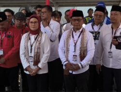 Nina Agustina dan Tobroni Daftar Pilbup Naik Becak Hias Ala Kursi Singgah Sana