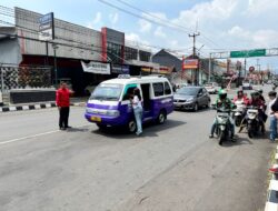 Peduli Sesama, TMP Kuningan Rutin Bagikan Makanan di Program Jumat Berkah