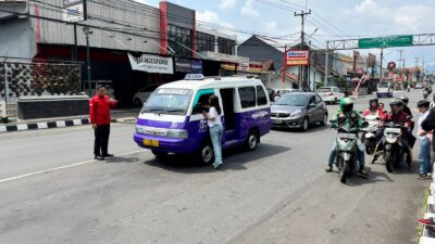 Peduli Sesama, TMP Kuningan Rutin Bagikan Makanan di Program Jumat Berkah