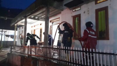 Tim Gabungan Bersihkan Sisa Banjir di Desa Cimahi, Kuningan  