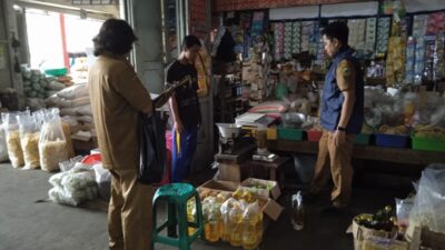 Cegah Kecurangan, Diskopdagperin Kuningan Periksa Minyakita