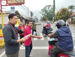 Alfamart Bersama Pokja Wartawan Kuningan Berbagi Takjil untuk Pengendara dan Warga