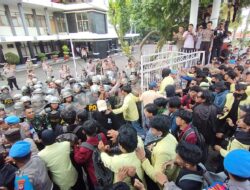 Paksa Masuk, Mahasiswa dan Aparat Saling Dorong saat Demo Tolak UU TNI