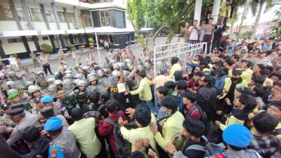 Paksa Masuk, Mahasiswa dan Aparat Saling Dorong saat Demo Tolak UU TNI