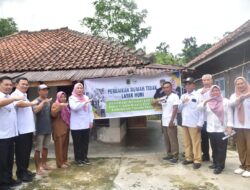 Wabup Kuningan Pantau Perbaikan Rumah Tidak Layak Huni di Desa Margamukti