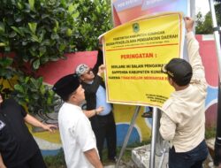 Langgar Aturan, Lima Reklame Disegel Pemkab