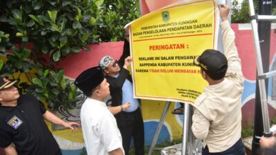 Langgar Aturan, Lima Reklame Disegel Pemkab