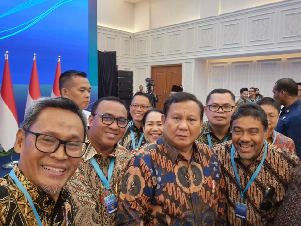 Presiden KSPSI Andi Gani Nena Wea foto bersama dengan Presiden RI Prabowo Subianto