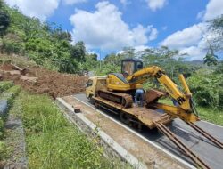 Alat Berat Dikerahkan, Buka Akses Jalan Yang Tertutup Longsor