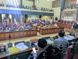 Ratusan Perangkat Desa Kuningan Audiensi ke DPRD, Tuntut THR dan Jaminan Sosial