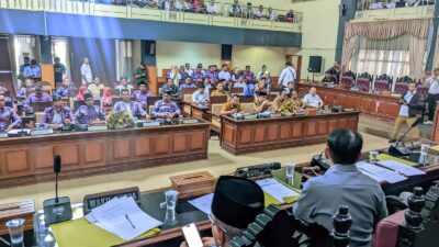 Ratusan Perangkat Desa Kuningan Audiensi ke DPRD, Tuntut THR dan Jaminan Sosial