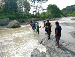 TNI dan Warga Cijemit Bangun Bronjong Cegah Longsor