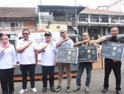 Bupati Kuningan Salurkan Bantuan ke Ratusan PKL: “Relokasi Bukan untuk Meminggirkan, Tapi Memanusiakan”