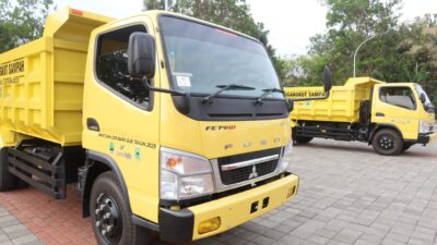 BJB Serahkan Dua Dump Truck untuk Bantu Penanganan Sampah di Kuningan