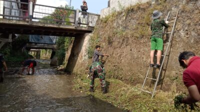 Warga Awirarangan Bangkitkan Semangat Gotong Royong Lewat Bersih Sungai Citamba