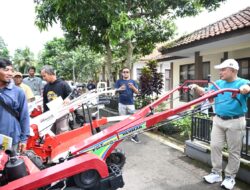 Pemerintah Kabupaten Kuningan Serahkan Bantuan Alsintan untuk Tingkatkan Produktivitas Pertanian