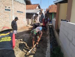 TNI dan Warga Cikeusal Gotong Royong Bangun Saluran Irigasi untuk Perkuat Ketahanan Pangan