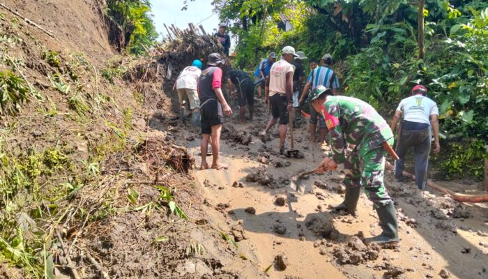 Akses Sekolah Sempat Lumpuh, Gotong Royong Warga Cimulya Bersihkan Longsor