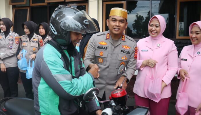 Polres Kuningan Ajak Pengendara Masuk Mako, Bukan Razia tapi Bagi 500 Takjil Gratis