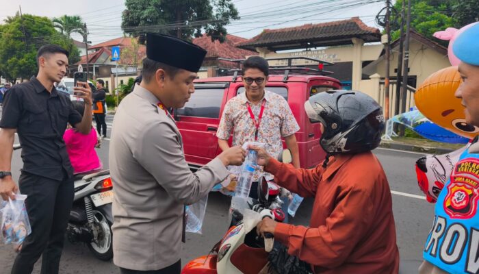 Alfamart dan Pokja Wartawan Kuningan Bagikan 200 Takjil Gratis untuk Pengendara di Bulan Ramadan