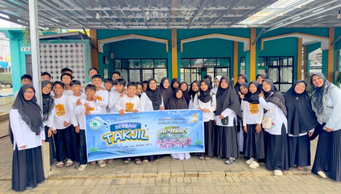 Santri Sanlat DKM Al-Ashri Kuningan Bagikan 300 Takjil di Taman Cirendang