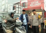 KNPI dan Polres Kuningan Bagikan 500 Takjil di Bunderan Cijoho Meski Hujan Deras