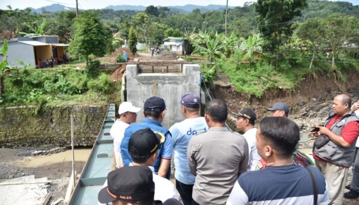Banjir Seret Material Jembatan Cipedak, Bupati Kuningan Langsung Turun Tangan