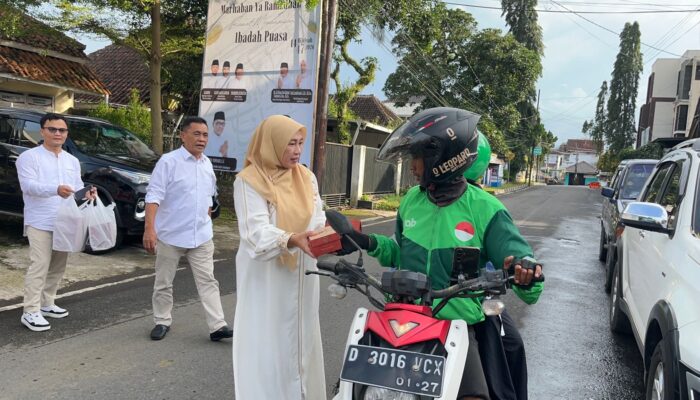 Kompak Bagi Takjil, Toto Tohari dan Tuti Andriani Disebut Calon Kuat Ketua Gerindra Kuningan