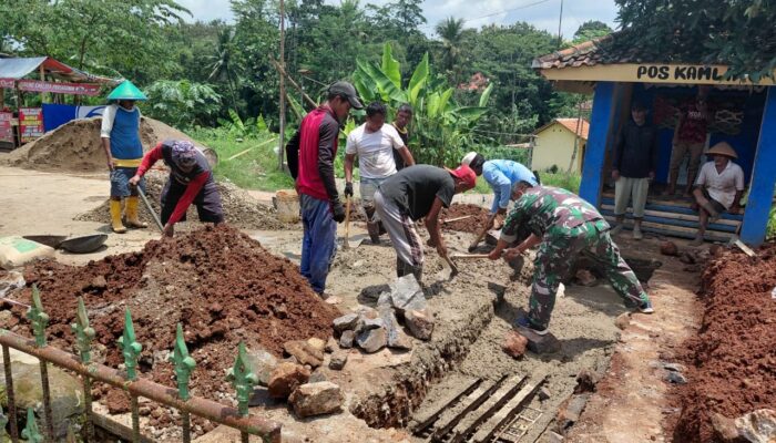 Gotong Royong Babinsa dan Warga Perbaiki Jalan Luragung