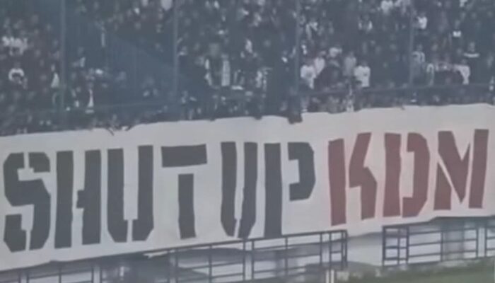 Bobotoh Bentangkan Spanduk ‘Shut Up KDM’, Soroti Isu Politik di Persib