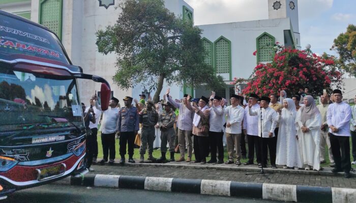 Haru Warnai Pelepasan 445 Jemaah Haji Kuningan Kloter 8, Doa dan Tangis Iringi Keberangkatan