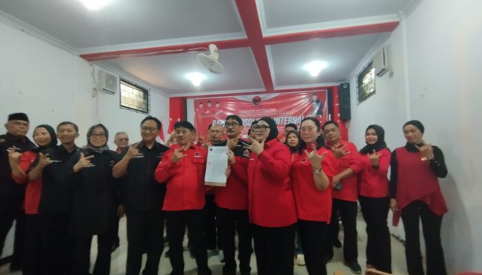 Penyerahan SK PDIP Kuningan Disulap Jadi Aksi Sosial, Warga Langsung Terima Manfaat