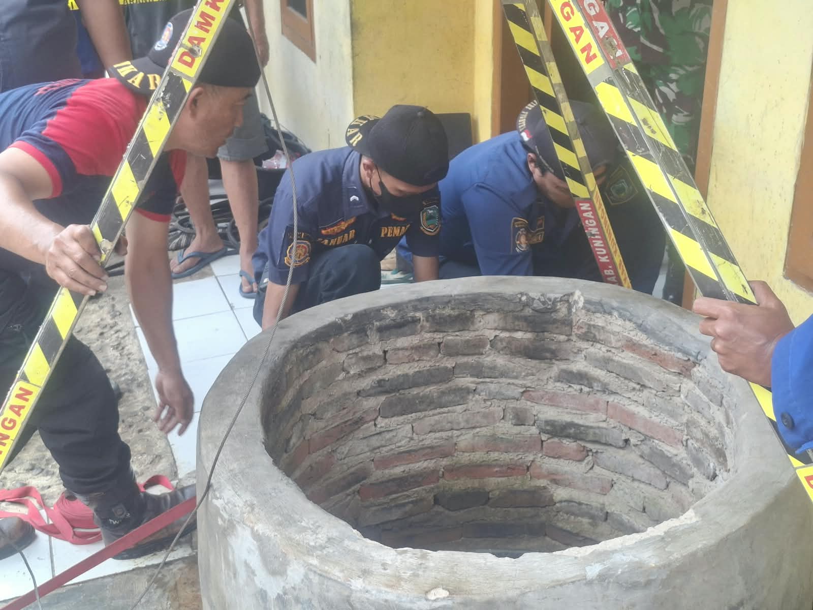 Curiga Senter Tergeletak di Bibir Sumur, Kakak di Ciawigebang Kaget Temukan Adiknya di Dasar Air