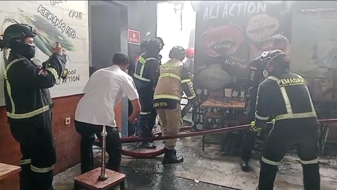 RM Ali Action di Taman Kota Kuningan Terbakar, Diduga Korsleting Listrik di Atap Lantai Tiga