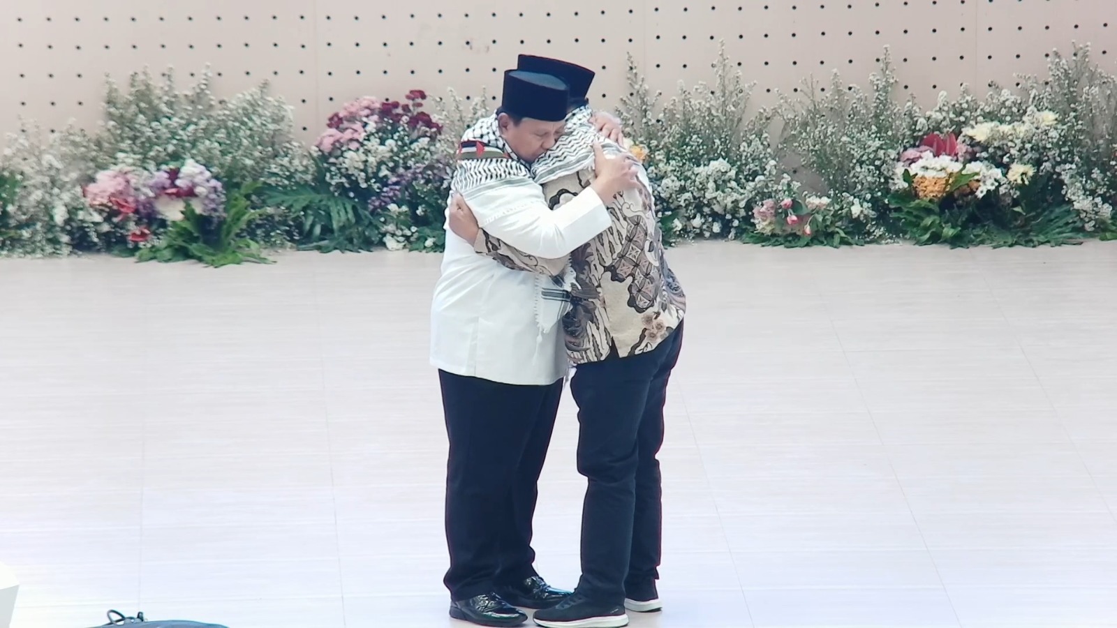 Peluk Dubes Palestina, Presiden Prabowo Tak Kuasa Menahan Air Mata di Hadapan Santri Gontor
