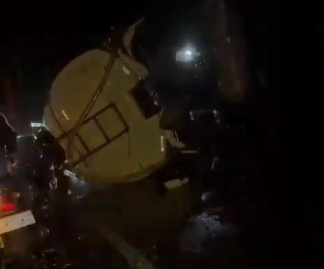 Kecelakaan Tunggal di Jalan Cipasung-Subang, Ratusan Liter Minyak Goreng Tumpah ke Jalan